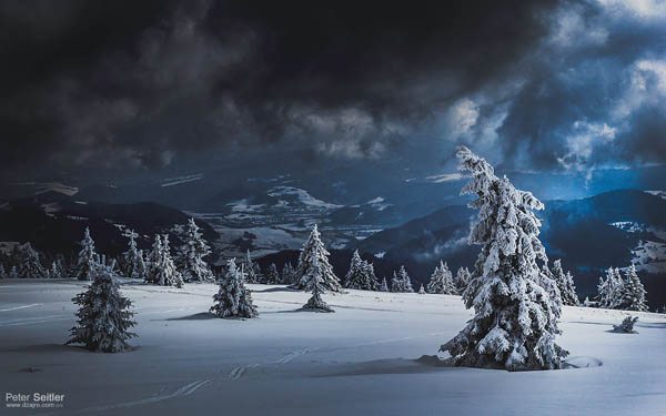 Za Krakovanským humnom I - Fotografiu som zhotovil ešte minulý rok, keď som šiel domov z práce. Každý deň rovnaká cesta, ale mračná a oblaky vždy iné…:-)  Priznávam, občas na ne pozerám viac ako na cestu. Našťastie však všetko dobre dopadlo a ja som mal pri sebe opäť správny objektív. Fotografiu som nazval: Za Krakovanským humnom I.